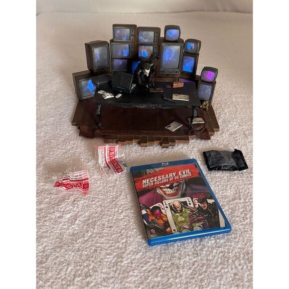 Batman Arkham Origins Collector's Edition Joker Statue With Illuminating TVs/201 - Picture 1 of 16